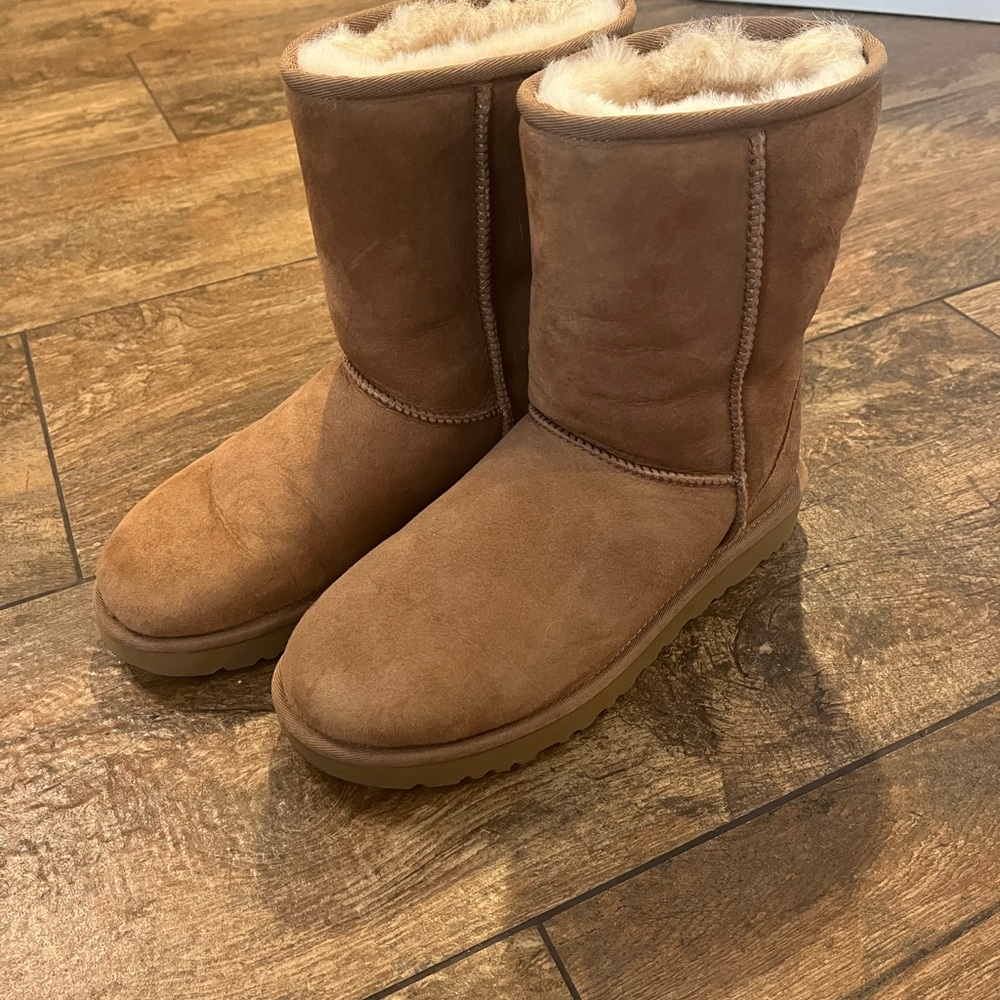 Ugg Koolaburra: LIKE NEW Boots with Suede Leather and Plush Lining